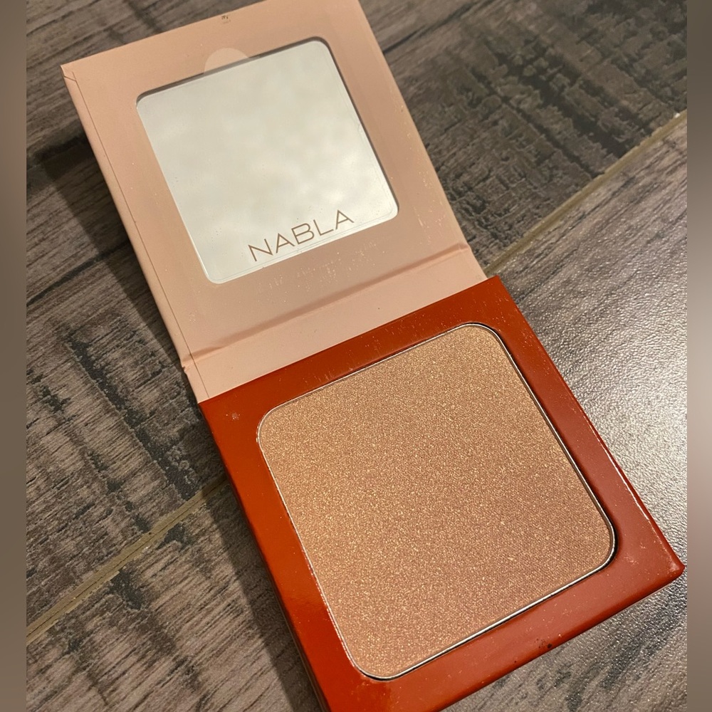 Nabla Cosmetics Venus Sand Highlighter